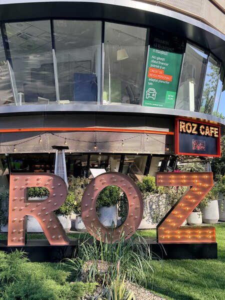 Roz Cafe Bistro Pipera angajeaza bucatar (rece)