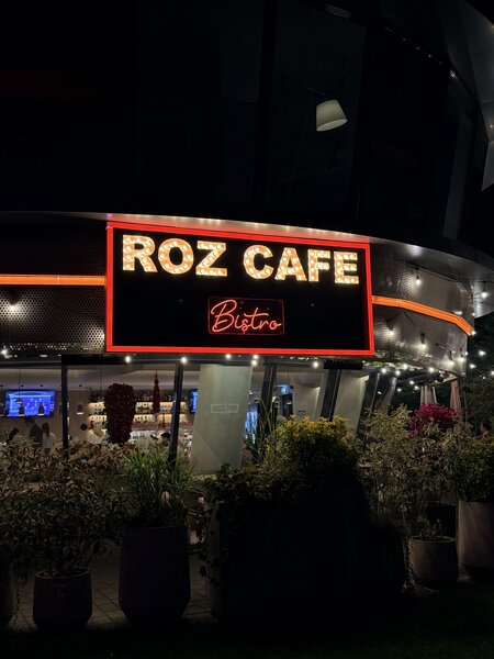Roz Cafe Bistro Pipera angajeaza bucatar (rece)